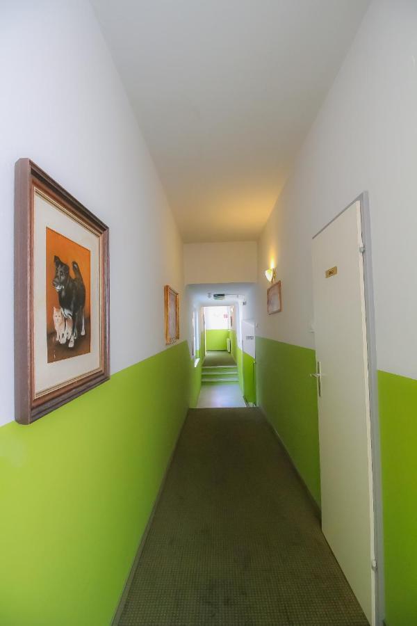 Economic 2Sb Apartment In Lively Area Wina Bagian luar foto