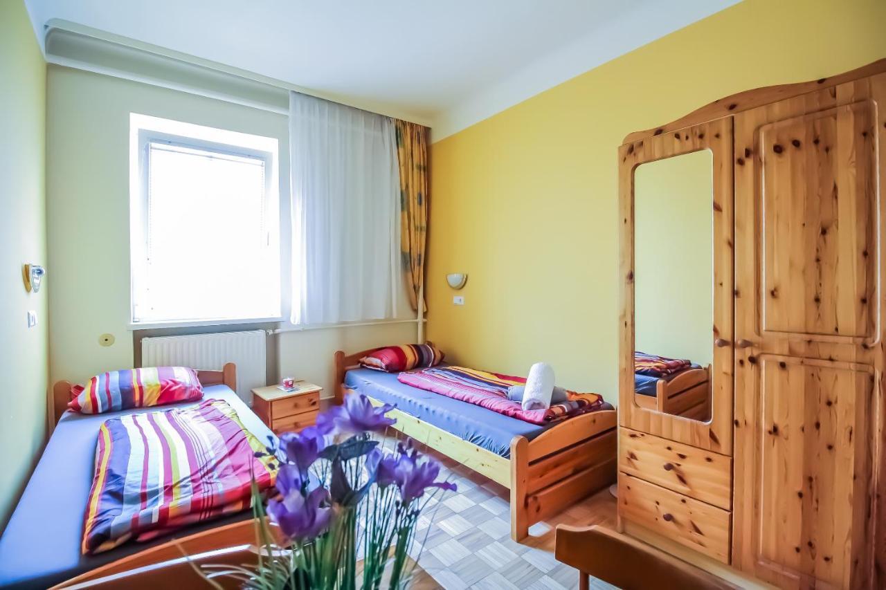 Economic 2Sb Apartment In Lively Area Wina Bagian luar foto