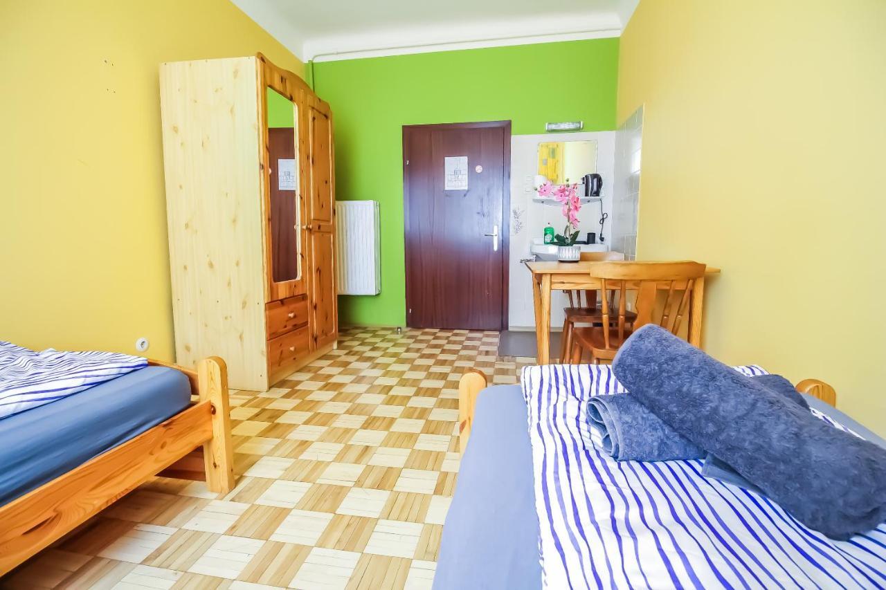 Economic 2Sb Apartment In Lively Area Wina Bagian luar foto