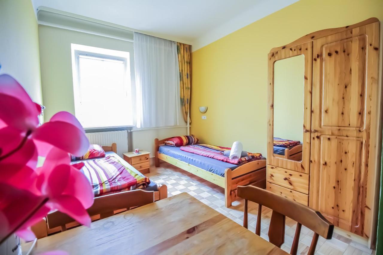 Economic 2Sb Apartment In Lively Area Wina Bagian luar foto