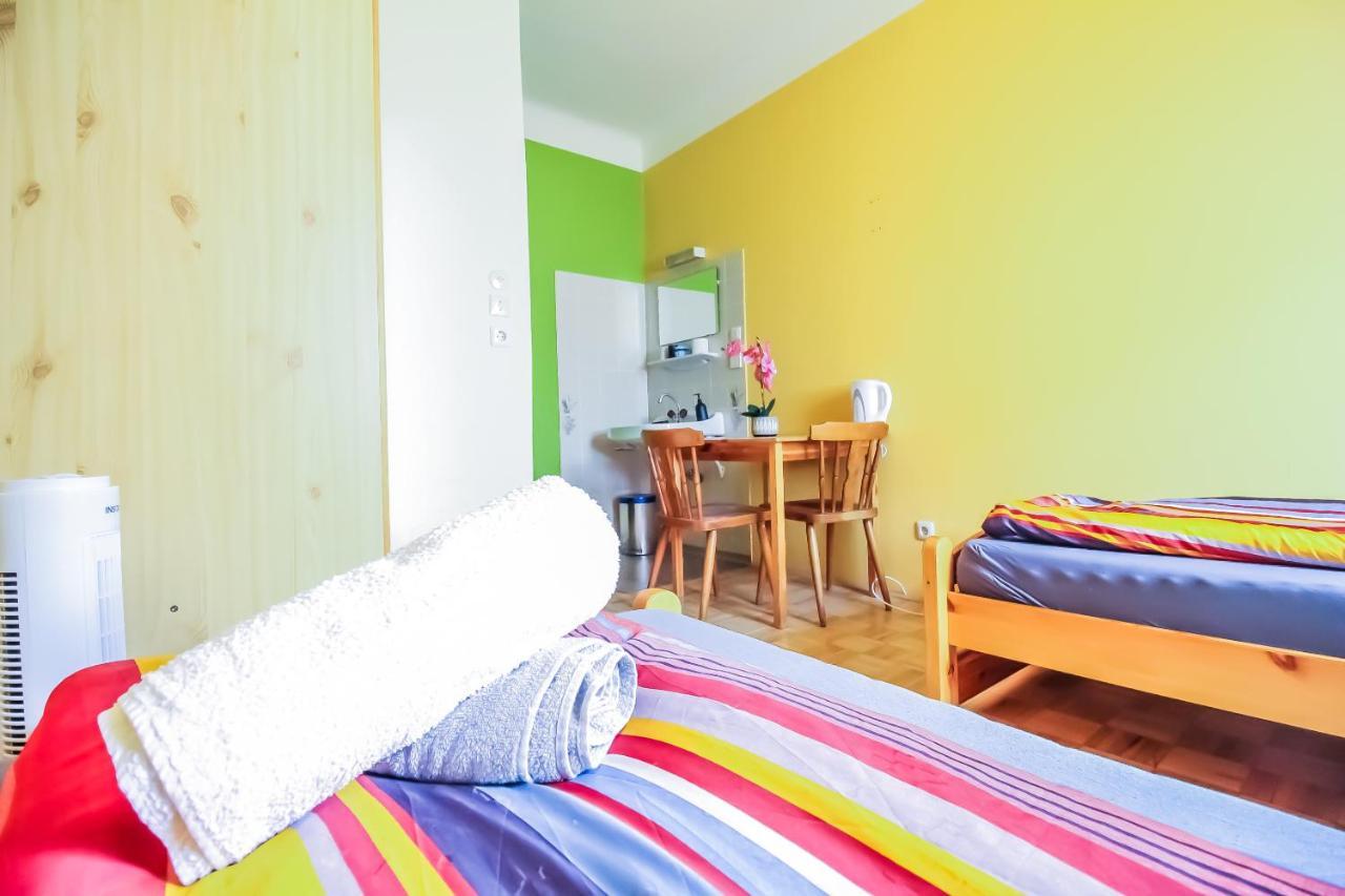 Economic 2Sb Apartment In Lively Area Wina Bagian luar foto